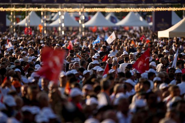 AK Parti 25. yıl coşkusu Vatandaşlardan yoğun ilgi