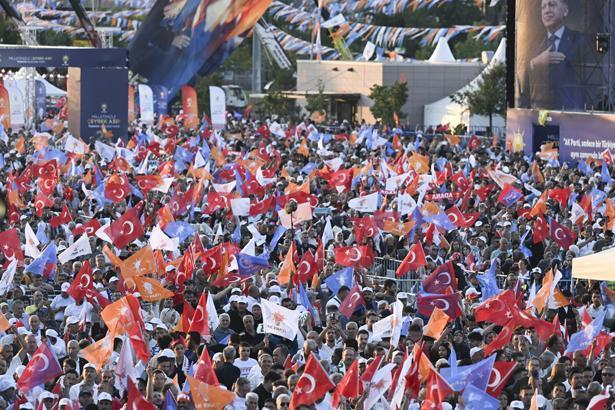 AK Parti 25. yıl coşkusu Vatandaşlardan yoğun ilgi