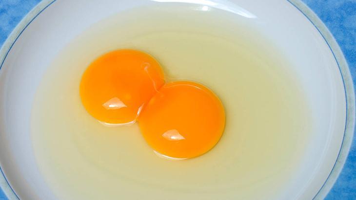 Yumurtadan çift sarı çıkınca sevinmeyin Mutfaktaki gizli tehlike açıklandı