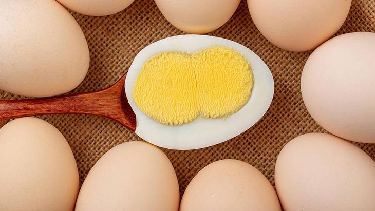 Yumurtadan çift sarı çıkınca sevinmeyin Mutfaktaki gizli tehlike açıklandı