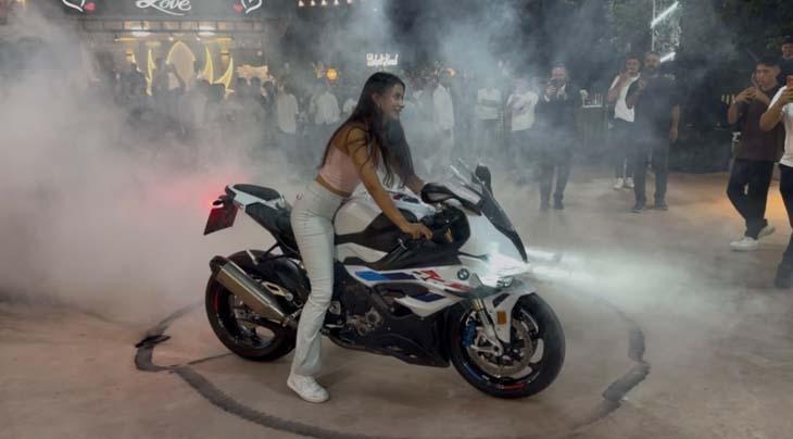 Düğün konvoyu görenleri şaşırttı Gelin ve damat motosikletle salona girdi