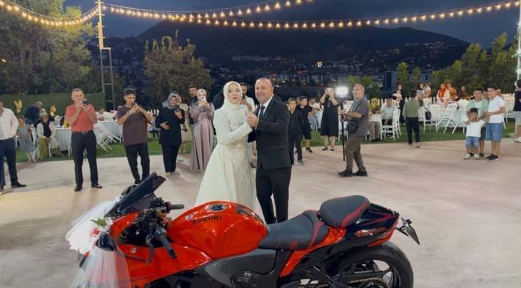 Düğün konvoyu görenleri şaşırttı Gelin ve damat motosikletle salona girdi