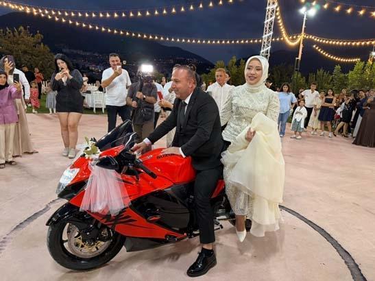 Düğün konvoyu görenleri şaşırttı Gelin ve damat motosikletle salona girdi