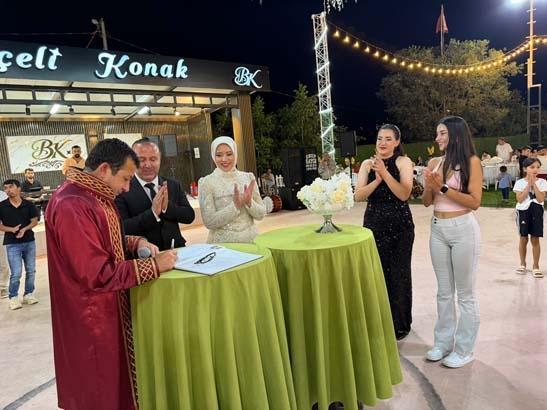Düğün konvoyu görenleri şaşırttı Gelin ve damat motosikletle salona girdi