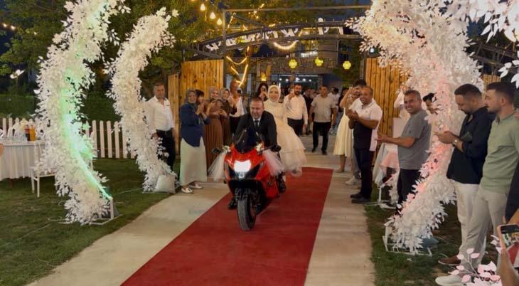 Düğün konvoyu görenleri şaşırttı Gelin ve damat motosikletle salona girdi