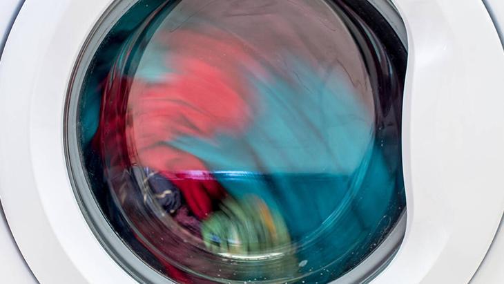 Makinede yumak olan çarşaflara son Köşelerden tutup ortasını serbest bırakmak gerekiyor