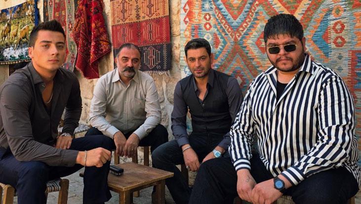 AŞKINI GÖZLERDEN UZAK YAŞIYORDU