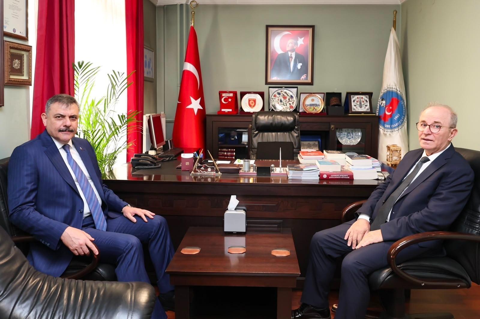 İçişleri Bakanı Çiftçi, Türk İdareciler Derneği'ni ziyaret etti