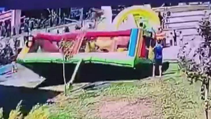 Çekmeköy’de korkutan anlar! Şişme oyun parkı rüzgarla takla attı, çocuklar altında kaldı