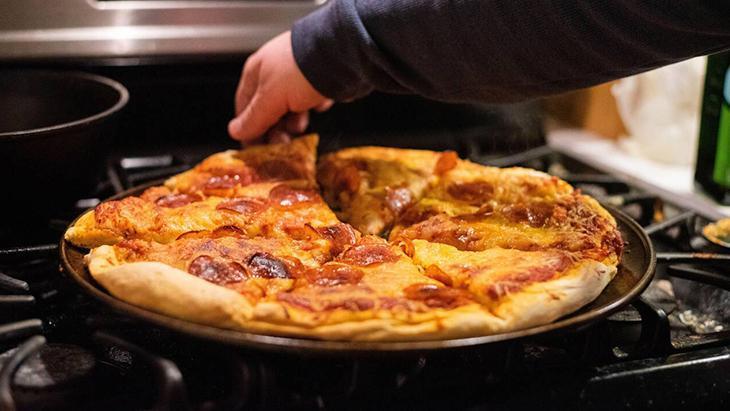 Nefis ev yapımı tepsi pizzası tarifi Puf puf kabaran 4 püf noktası