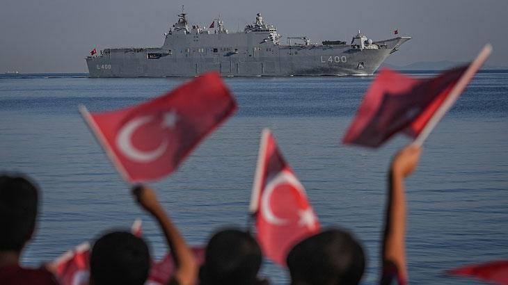 TCG Anadolu TEKNOFEST Mavi Vatan öncesi Yalovada selamlama geçişi yaptı