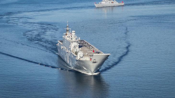 TCG Anadolu TEKNOFEST Mavi Vatan öncesi Yalovada selamlama geçişi yaptı
