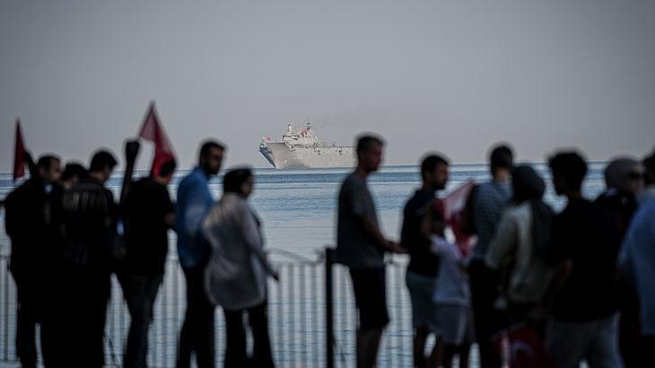 TCG Anadolu TEKNOFEST Mavi Vatan öncesi Yalovada selamlama geçişi yaptı