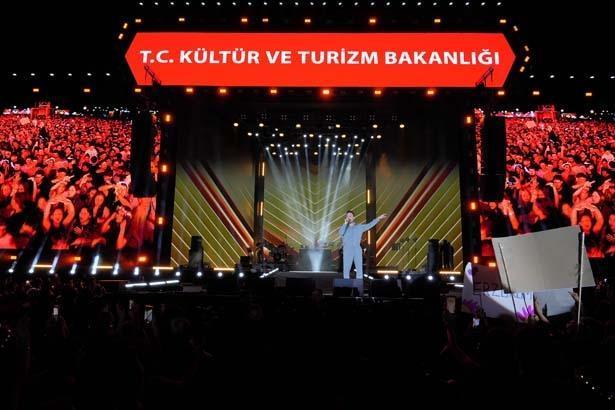 Sinan Akçıl Erzurumda fırtına gibi esti Festivalde coşku zirve yaptı
