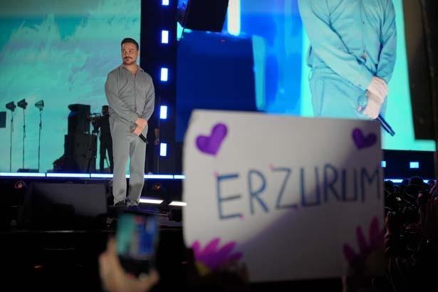 Sinan Akçıl Erzurumda fırtına gibi esti Festivalde coşku zirve yaptı