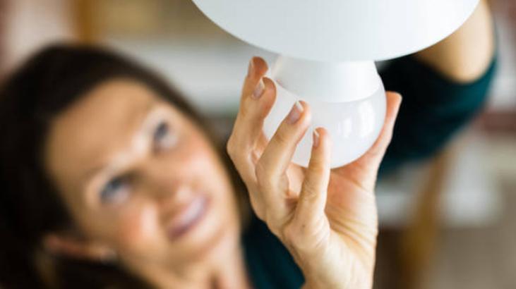 Uykusuzluğun sebebi LED ampulünüz olabilir Pakette yazıyor: 90’dan azsa kullanmayın