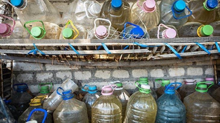 Çöpten topladığı şişelerle kocaman bir köy kurdu 60 yaşında başladı, 25 yıl sürdü
