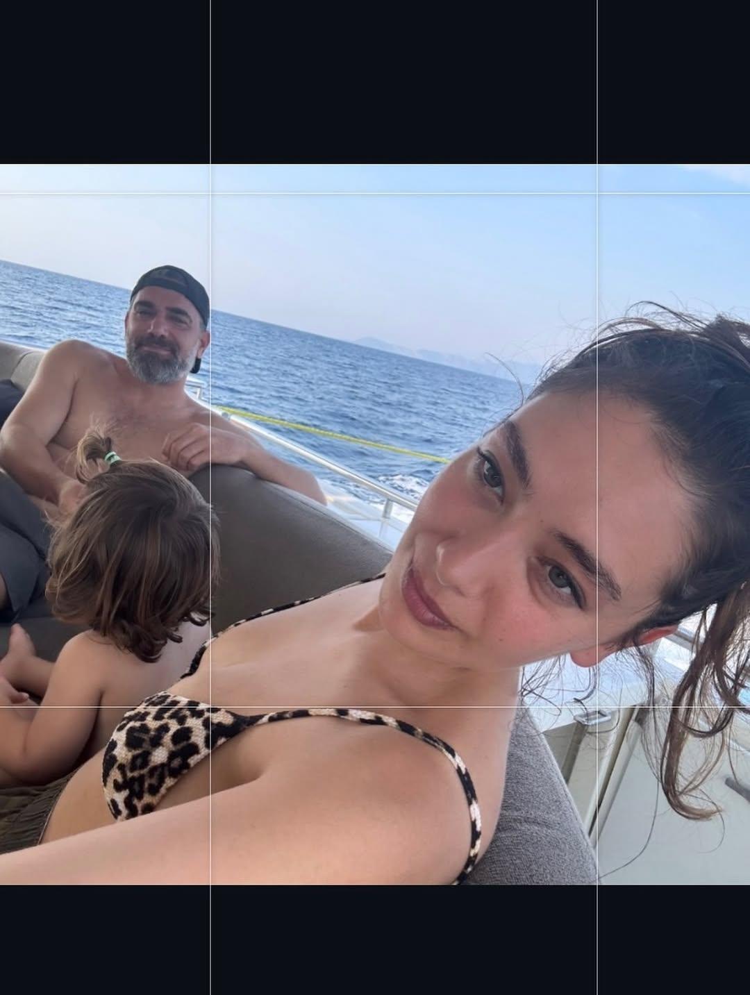 Neslihan Atagül ve ailesinin tekne keyfi Pastayı üflerken gözlerinden uykusuzluk aktı