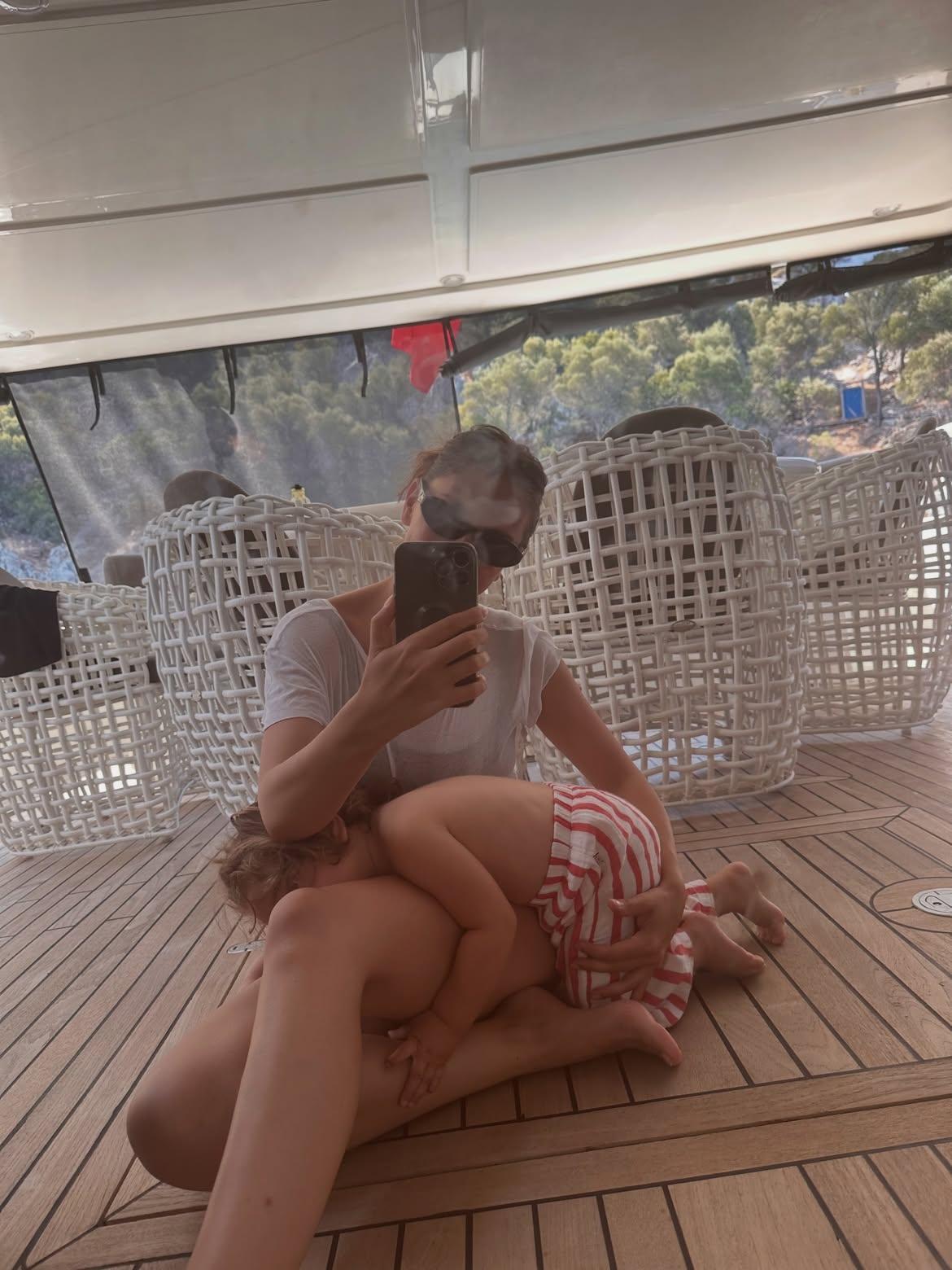 Neslihan Atagül ve ailesinin tekne keyfi Pastayı üflerken gözlerinden uykusuzluk aktı