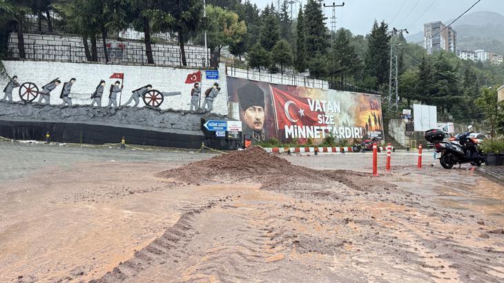 Artvinde art arda felaketler Şiddetli Sağanak, hortum, heyelan... Cadde ve sokaklar balçıkla kaplandı
