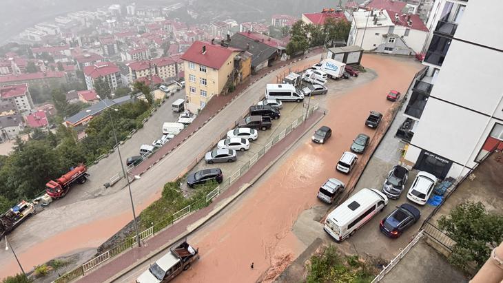 Artvinde art arda felaketler Şiddetli Sağanak, hortum, heyelan... Cadde ve sokaklar balçıkla kaplandı