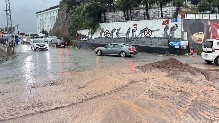 Artvinde art arda felaketler Şiddetli Sağanak, hortum, heyelan... Cadde ve sokaklar balçıkla kaplandı