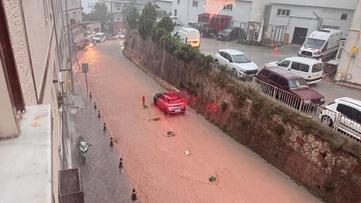 Artvinde art arda felaketler Şiddetli Sağanak, hortum, heyelan... Cadde ve sokaklar balçıkla kaplandı