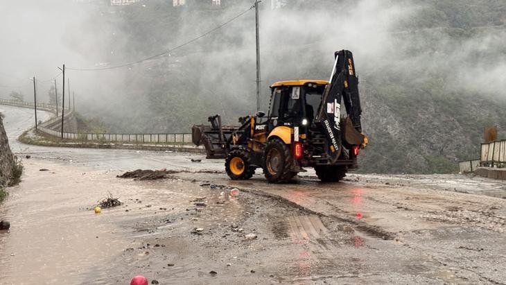 Artvinde art arda felaketler Şiddetli Sağanak, hortum, heyelan... Cadde ve sokaklar balçıkla kaplandı
