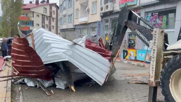 Artvinde art arda felaketler Şiddetli Sağanak, hortum, heyelan... Cadde ve sokaklar balçıkla kaplandı