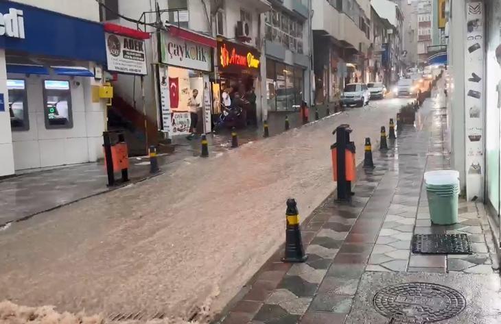 Artvinde art arda felaketler Şiddetli Sağanak, hortum, heyelan... Cadde ve sokaklar balçıkla kaplandı
