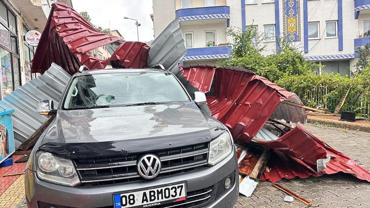 Artvinde art arda felaketler Şiddetli Sağanak, hortum, heyelan... Cadde ve sokaklar balçıkla kaplandı