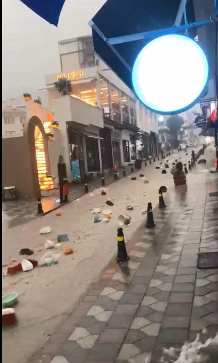 Artvinde art arda felaketler Şiddetli Sağanak, hortum, heyelan... Cadde ve sokaklar balçıkla kaplandı