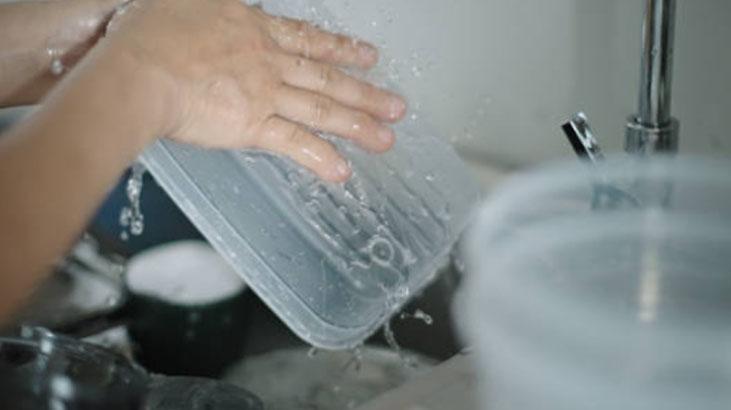 Çok sıcak yemeği hemen plastik kaba koymayın