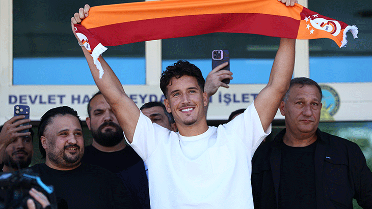 Galatasarayın yeni transferi Deniz Gül, İstanbula geldi
