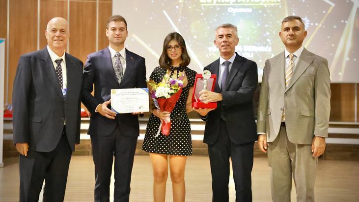 Taşacak Bu Denizin Fadimesi şaşırttı Zeynep Atılgana fizik onur ödülü