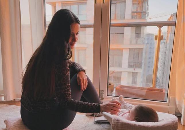 İrem Helvacıoğlu, kızı Soranın eğlenceli anlarını paylaştı: Emeklemek mi Saçmalama