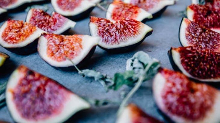 Kaymaklı incir tatlısını yiyenler tadına doyamıyor Az malzemeyle tam lezzet