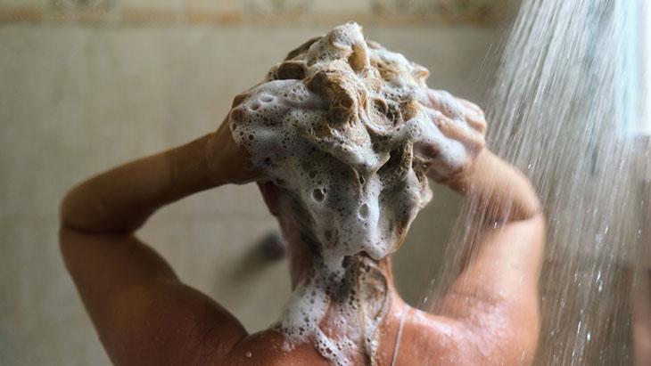 Yıkandığı gün yağlanan saçlara son Şampuanı doğru kullanmanın püf noktaları