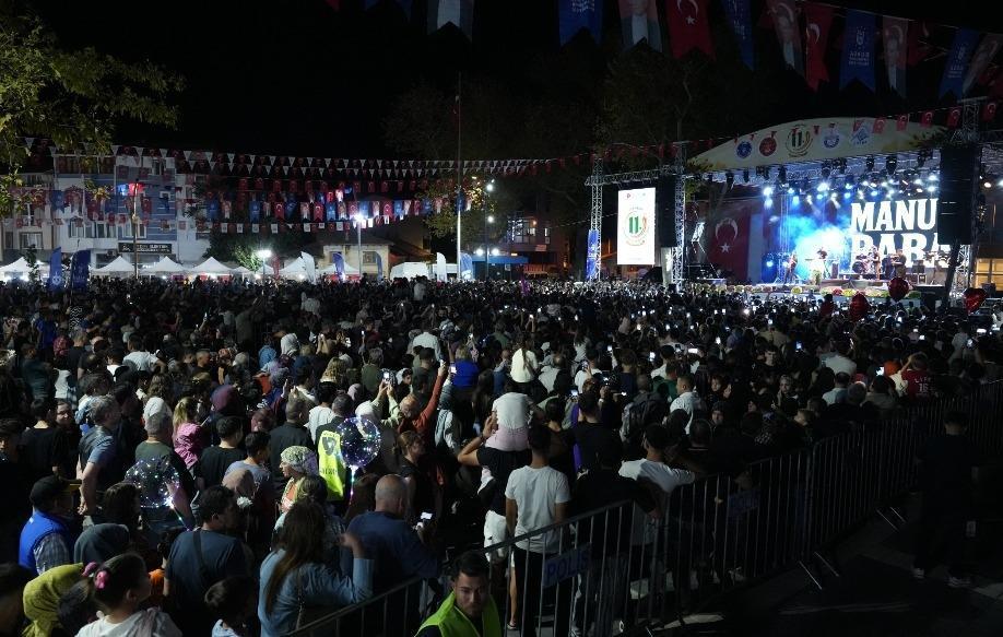 Altın Biber Festivali’nde Manuş Baba rüzgarı Şarkılarıyla geceye damga vurdu