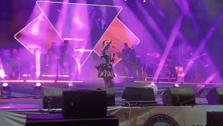 Merve Özbey’den Selendi’de unutulmaz gece Binlerce kişi şarkılarına eşlik etti