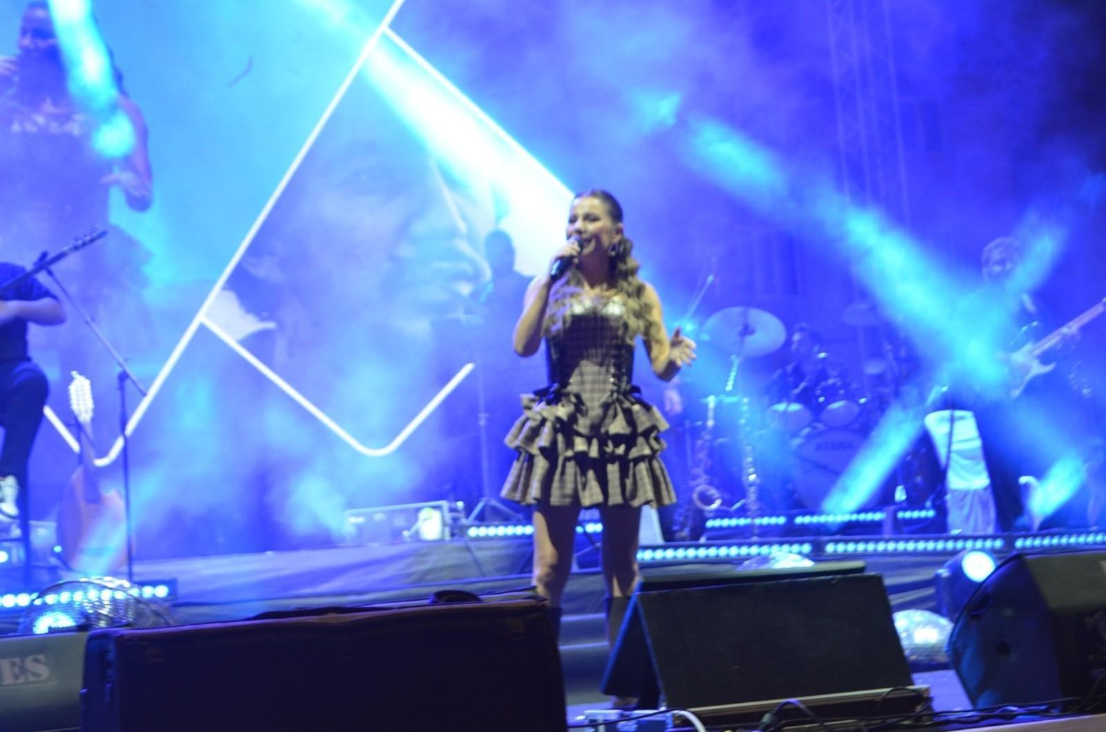 Merve Özbey’den Selendi’de unutulmaz gece Binlerce kişi şarkılarına eşlik etti