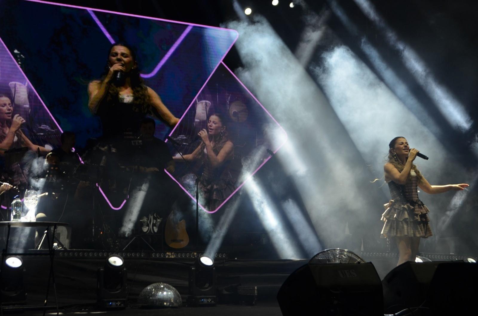 Merve Özbey’den Selendi’de unutulmaz gece Binlerce kişi şarkılarına eşlik etti