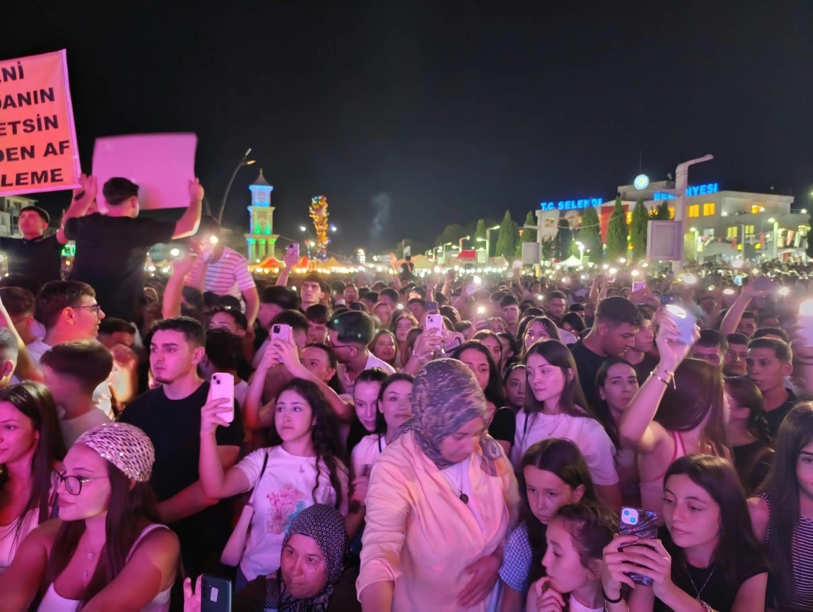 Merve Özbey’den Selendi’de unutulmaz gece Binlerce kişi şarkılarına eşlik etti