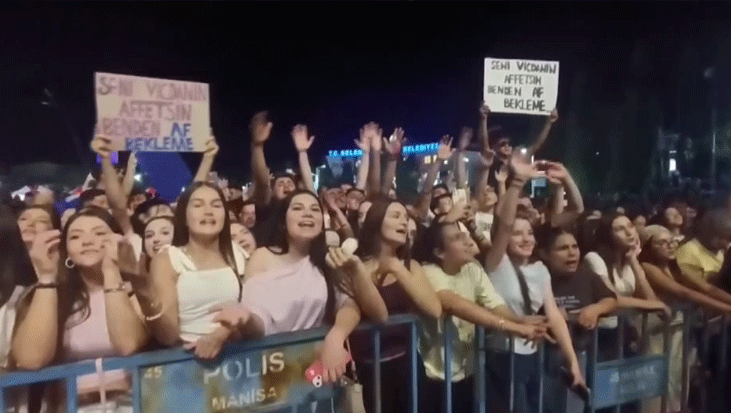 Merve Özbey’den Selendi’de unutulmaz gece Binlerce kişi şarkılarına eşlik etti