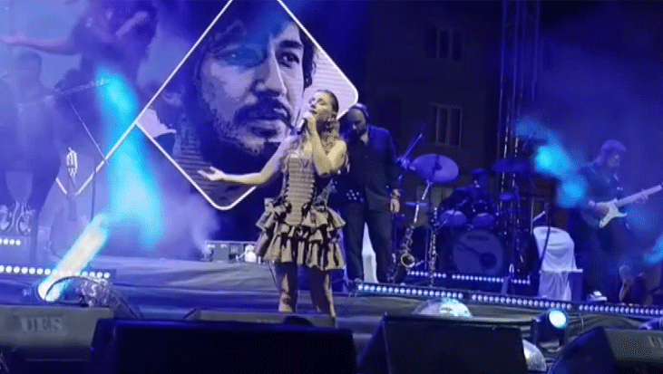 Merve Özbey’den Selendi’de unutulmaz gece Binlerce kişi şarkılarına eşlik etti