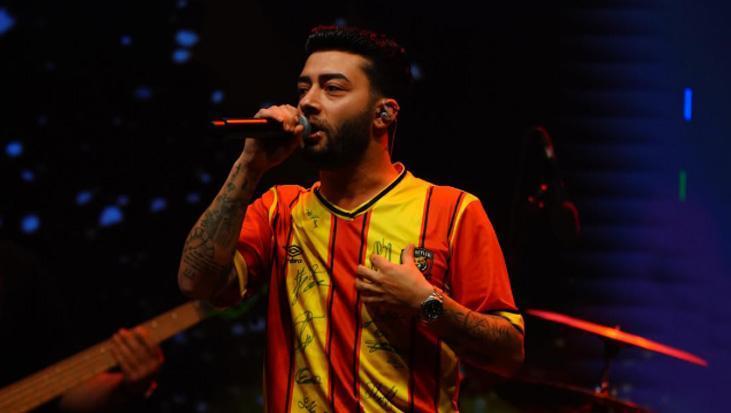 Kurtuluş Kuş konserinde kriz Sahneyi terk etti, ortalık karıştı