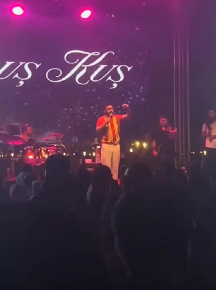 Kurtuluş Kuş konserinde kriz Sahneyi terk etti, ortalık karıştı