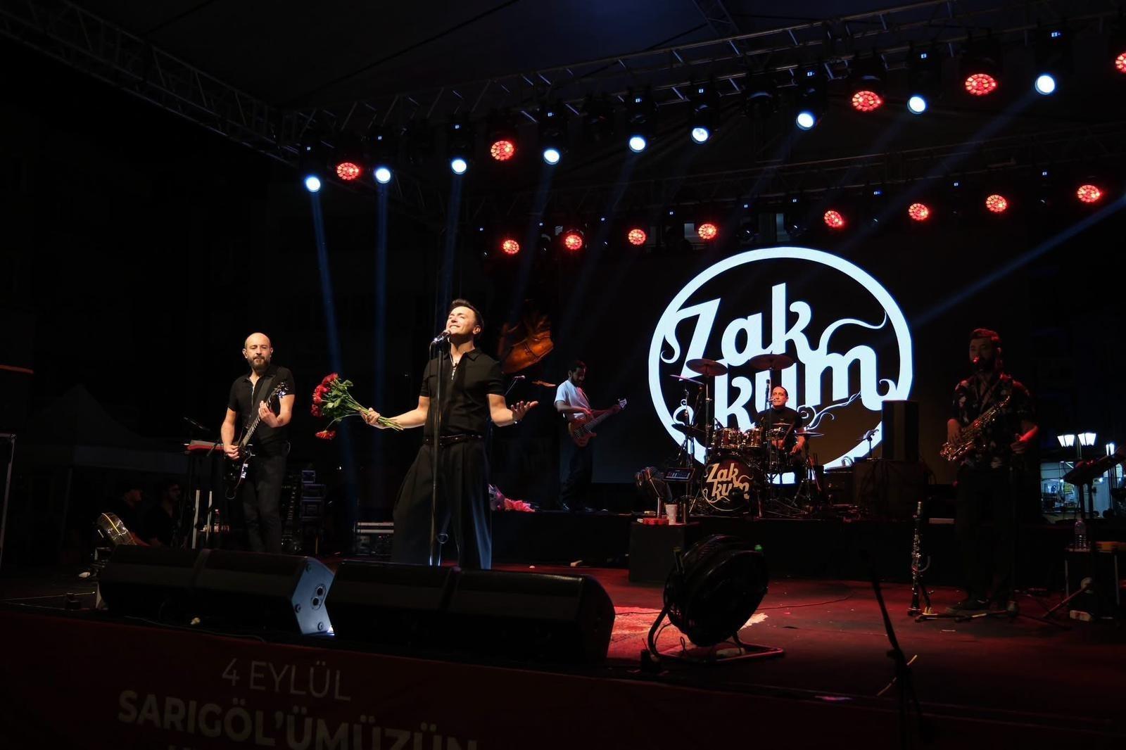 Kurtuluş coşkusunda Zakkum rüzgarı Yüzlerce kişi şarkılara eşlik etti
