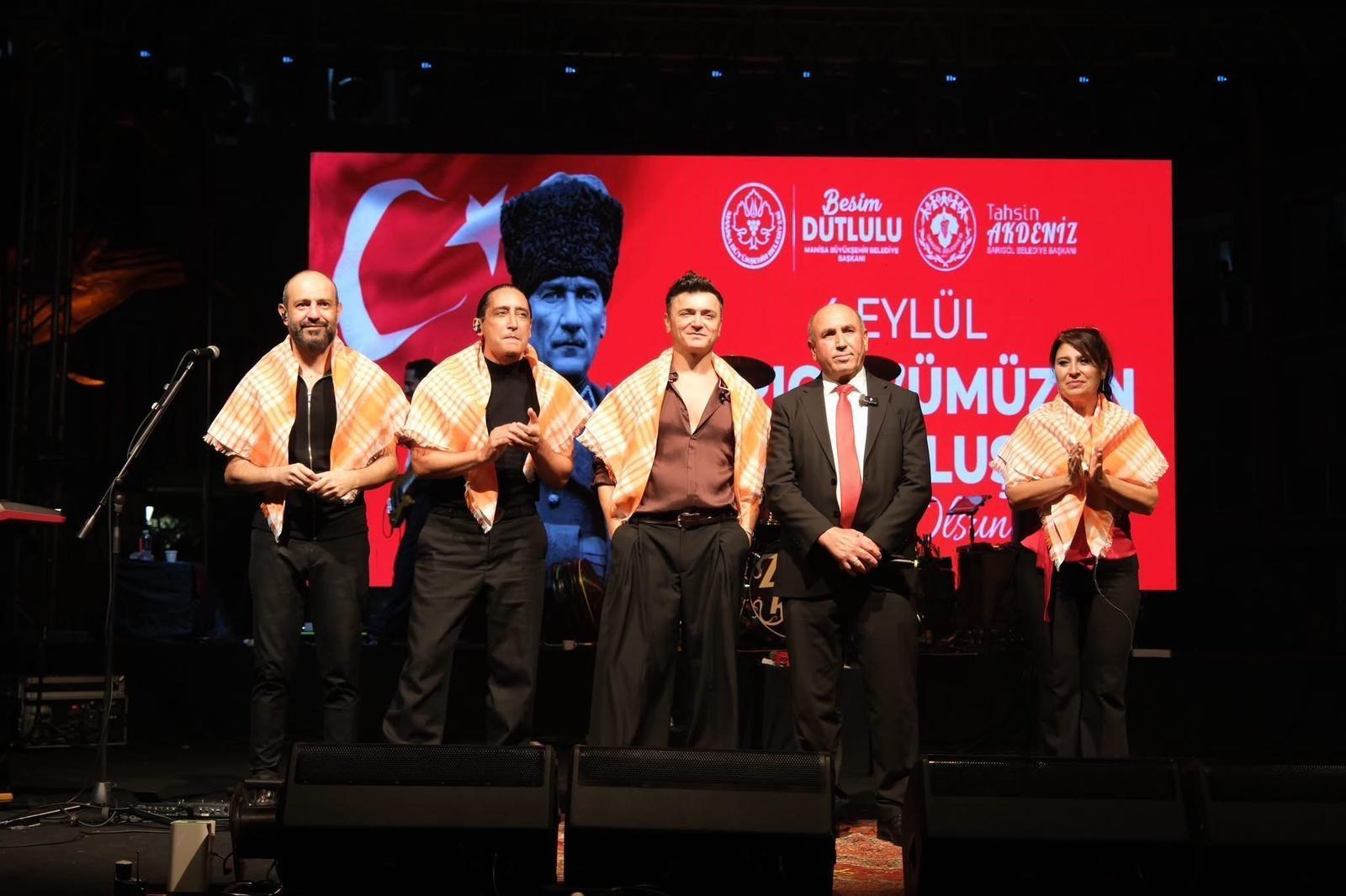 Kurtuluş coşkusunda Zakkum rüzgarı Yüzlerce kişi şarkılara eşlik etti