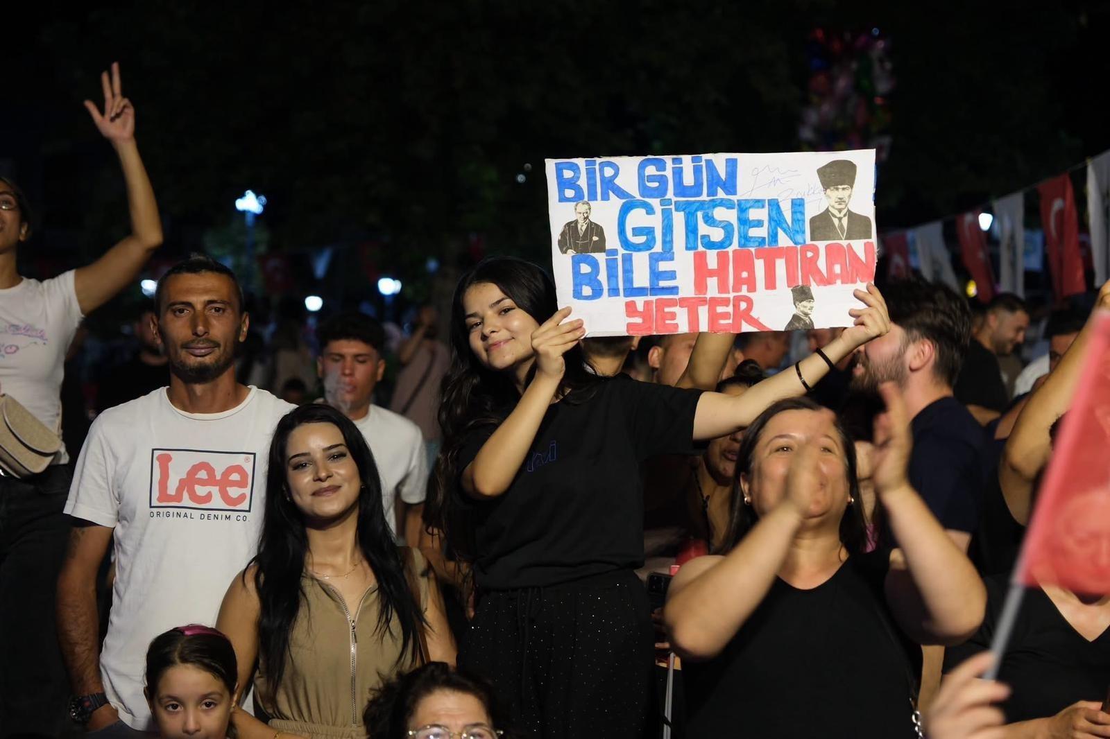Kurtuluş coşkusunda Zakkum rüzgarı Yüzlerce kişi şarkılara eşlik etti